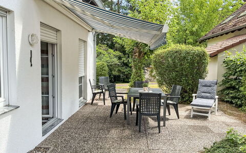 Plau am See 621: Meubilair, Stoel, Buitenmeubels, Schaduw, Luifel, Buitentafel, Tuin, Patio, Werf, Kamerplant