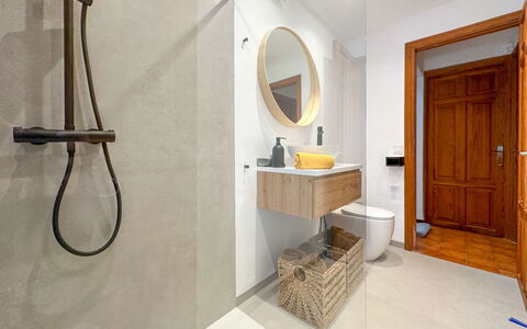 Ca Na Rosa: Spiegel, Loodgieterswerkinrichting, Wastafel, Kraan, Hout, Badkamer, Gebouw, Cabinetry, Interieur Ontwerp, Verdieping