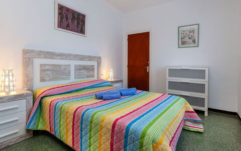 L'Escapade: Slaapkamer, Bed, Laken, Kamer, Meubilair, Eigendom, Bed Frame, Bedding, Onroerend Goed, Geel