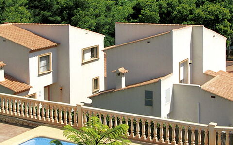 Jávea 711: Gebouw, Eigendom, Lucht, Licht, Azure, Zwembad, Fabriek, Venster, Schaduw, Boom