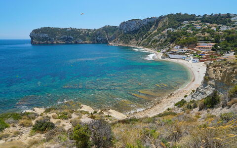 Jávea 711: Gebouw, Eigendom, Lucht, Licht, Azure, Zwembad, Fabriek, Venster, Schaduw, Boom