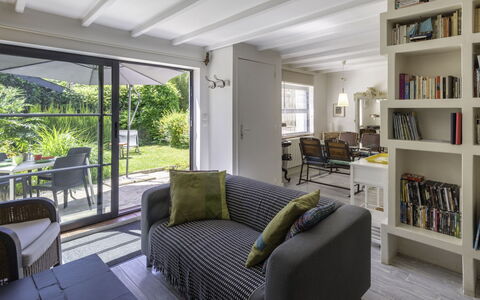 Entre Mer et Jardin: Meubilair, Eigendom, Plank, Bankstel, Boekenkast, Verlichting, Gebouw, Comfort, Interieur Ontwerp, Architectuur
