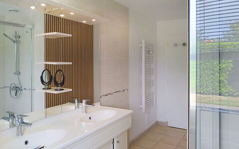 Le Saint Vigor: Interieur Ontwerp, Flooring, Loodgieterswerkinrichting, Muur, Verdieping, Wastafel In De Badkamer, Badkamer, Badkamerkast, Plafond, Wastafel