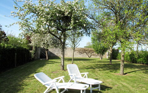 Le Repos: Fabriek, Lucht, Plantengemeenschap, Eigendom, Meubilair, Blad, Natuur, Natuurlijk Landschap, Plantkunde, Schaduw