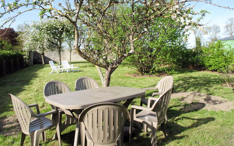 Le Repos: Fabriek, Tafel, Meubilair, Eigendom, Lucht, Plantengemeenschap, Stoel, Buitentafel, Blad, Plantkunde