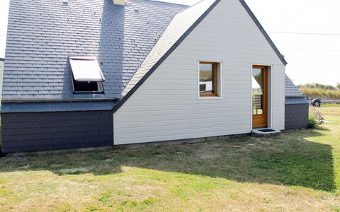 Neptune: Gebouw, Eigendom, Venster, Lucht, Huis, Helling, Hout, Land Lot, Gras, Trap
