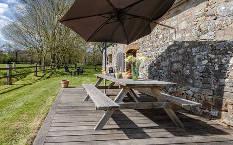 La Bergerie: Tafel, Fabriek, Meubilair, Eigendom, Hout, Schaduw, Lucht, Buitenmeubels, Gebouw, Wolk