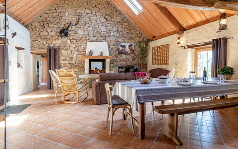 La Bergerie: Tafel, Meubilair, Eigendom, Hout, Interieur Ontwerp, Flooring, Verdieping, Hardwood, Venster, Straal