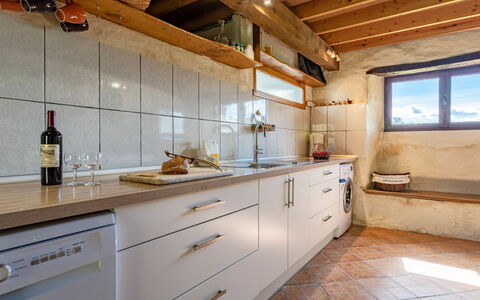 La Bergerie: Cabinetry, Countertop, Meubilair, Kraan, Hout, Venster, Lade, Interieur Ontwerp, Flooring, Keuken