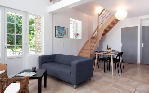 De Malau: Meubilair, Tafel, Eigendom, Bankstel, Venster, Hout, Comfort, Interieur Ontwerp, Gebouw, Fabriek