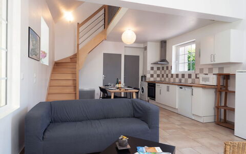 De Malau: Meubilair, Eigendom, Bankstel, Tafel, Cabinetry, Comfort, Interieur Ontwerp, Hout, Woonkamer, Gebouw