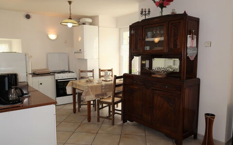 Ty Breiz: Eigendom, Meubilair, Gebouw, Cabinetry, Tafel, Hout, Interieur Ontwerp, Verdieping, Huis, Flooring