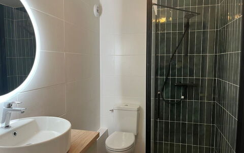 Belle Vue Mer et Groix: Loodgieterswerkinrichting, Badkamer, Flooring, Interieur Ontwerp, Verdieping, Wastafel In De Badkamer, Loodgieter, Wastafel, Toilet, Kraan