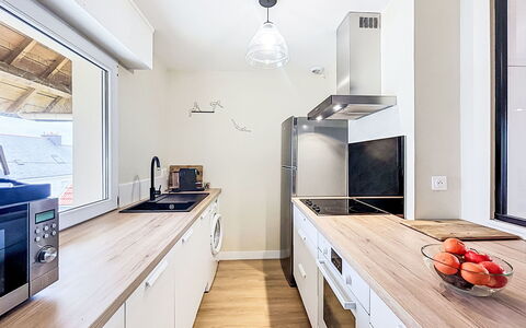 Belle Vue Mer et Groix: Countertop, Keuken, Interieur Ontwerp, Toestel Van De Keuken, Meubilair, Flooring, Major Appliance, Cabinetry, Hout, Plafond