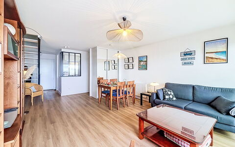 Belle Vue Mer et Groix: Meubilair, Appartement, Flooring, Interieur Ontwerp, Verdieping, Kamer, Plafond, Houten Vloer, Woonkamer, Bankstel