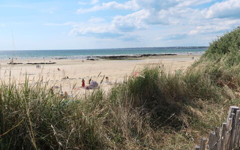 Belle Vue Mer et Groix: Tafel, Eigendom, Cabinetry, Gebouw, Dishware, Hout, Countertop, Interieur Ontwerp, Tableware, Toestel Van De Keuken