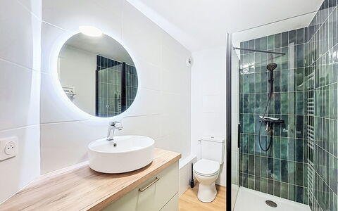 Belle Vue Mer et Groix: Badkamer, Flooring, Interieur Ontwerp, Loodgieterswerkinrichting, Verdieping, Wastafel In De Badkamer, Plafond, Toilet, Loodgieter, Kraan