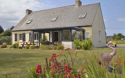 La Roseraie: Fabriek, Lucht, Eigendom, Venster, Bloem, Gebouw, Wolk, Huis, Land Lot