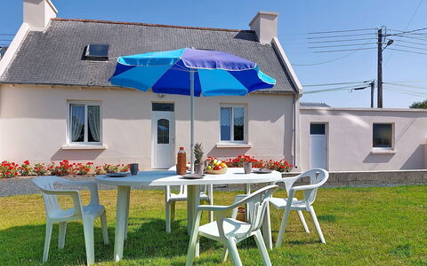 Ty Maï Pi: Meubilair, Buitenmeubels, Stoel, Tafel, Buitentafel, Schaduw, Paraplu, Tuin, Gazon, Werf