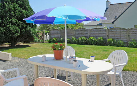 Ty Maï Pi: Paraplu, Tafel, Buitentafel, Meubilair, Eigendom, Patio, Buitenmeubels, Schaduw, Werf, Huis