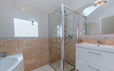 Le Sémaphore: Loodgieterswerkinrichting, Badkamer, Flooring, Interieur Ontwerp, Wastafel, Verdieping, Kraan, Wastafel In De Badkamer, Loodgieter, Spiegel
