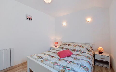 Le Sémaphore: Bed, Slaapkamer, Interieur Ontwerp, Meubilair, Laken, Plafond, Hout, Bedding, Kamer, Verdieping