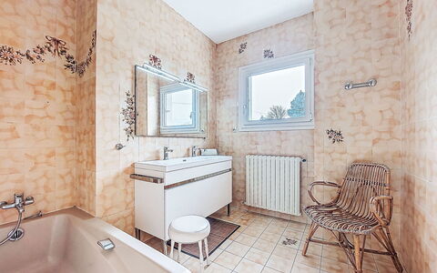 La Rotonde: Flooring, Loodgieterswerkinrichting, Muur, Verdieping, Badkamer, Interieur Ontwerp, Loodgieter, Kraan, Tegel, Bad