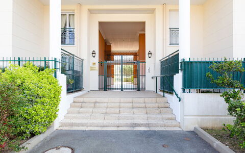 Cabourg 132: Fabriek, Gebouw, Deur, Woongebied, Onroerend Goed, Trap, Gras, Flooring, Facade