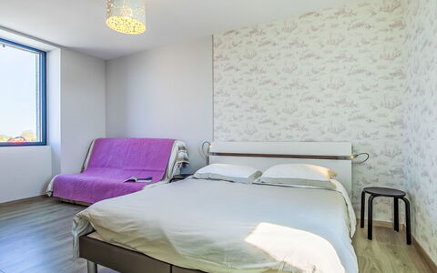 Ty Angèle: Meubilair, Bed, Interieur Ontwerp, Slaapkamer, Verdieping, Flooring, Muur, Laken, Bedding, Plafond
