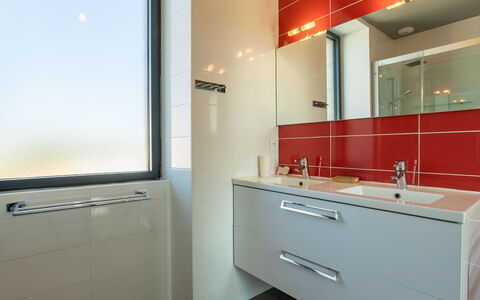 Ty Angèle: Flooring, Interieur Ontwerp, Loodgieterswerkinrichting, Badkamerkast, Verdieping, Badkamer, Loodgieter, Kraan, Wastafel, Wastafel In De Badkamer