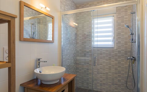 Tal Ar Mor: Badkamer, Wastafel In De Badkamer, Flooring, Loodgieterswerkinrichting, Interieur Ontwerp, Muur, Verdieping, Spiegel, Wastafel, Badkamerkast