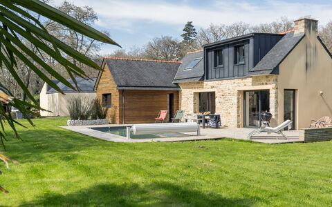 Breizh Riviera: Gebouw, Lucht, Wolk, Fabriek, Venster, Huis, Boom, Land Lot, Gras, Verblijf
