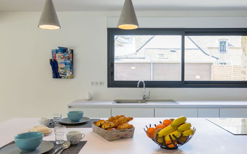 Breizh Riviera: Tableware, Dishware, Gebouw, Tafel, Voedsel, Cabinetry, Verlichting, Interieur Ontwerp, Bord, Serveware