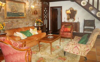 Le Manoir 605.2: Fotolijst, Meubilair, Bankstel, Tafel, Gebouw, Stoel, Verlichting, Woonkamer, Interieur Ontwerp, Hout