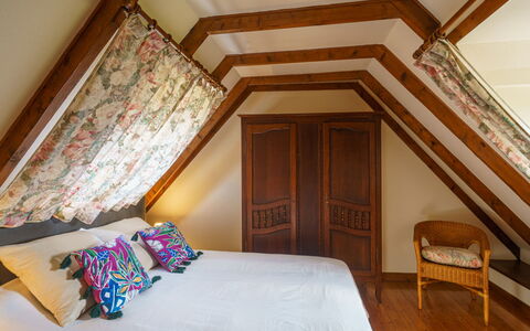 Chez Jeanne: Meubilair, Eigendom, Gebouw, Venster, Comfort, Hout, Textiel, Interieur Ontwerp, Verdieping, Bed
