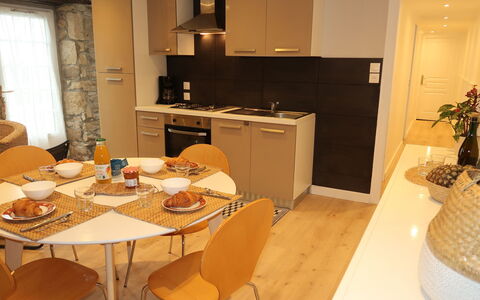 Plozévet 605: Meubilair, Cabinetry, Eigendom, Countertop, Tafel, Stoel, Keuken, Venster, Hout, Verlichting
