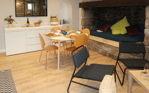 Plozévet 605: Tafel, Meubilair, Fotolijst, Eigendom, Bankstel, Stoel, Hout, Interieur Ontwerp, Verlichting, Flooring