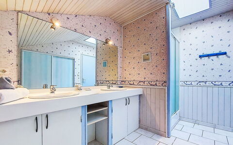 Pors Bae: Flooring, Loodgieterswerkinrichting, Verdieping, Interieur Ontwerp, Plafond, Badkamer, Kraan, Loodgieter, Verlichting, Wastafel