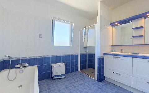 Ker Laouen: Flooring, Verdieping, Loodgieterswerkinrichting, Interieur Ontwerp, Badkamer, Plafond, Tegel, Loodgieter, Kraan, Badkamerkast