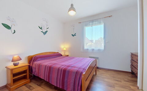 Ker Laouen: Bed, Meubilair, Interieur Ontwerp, Slaapkamer, Verdieping, Flooring, Muur, Laken, Hout, Bedding