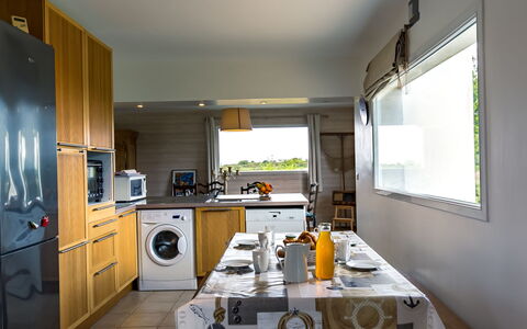 La Belle Vue: Eigendom, Cabinetry, Countertop, Toestel Van De Keuken, Venster, Huishoudapparatuur, Fornuis, Keuken, Tafel, Interieur Ontwerp