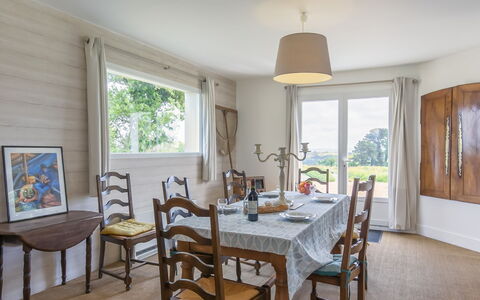 La Belle Vue: Tafel, Eigendom, Meubilair, Venster, Stoel, Azure, Hout, Interieur Ontwerp, Verdieping, Onroerend Goed