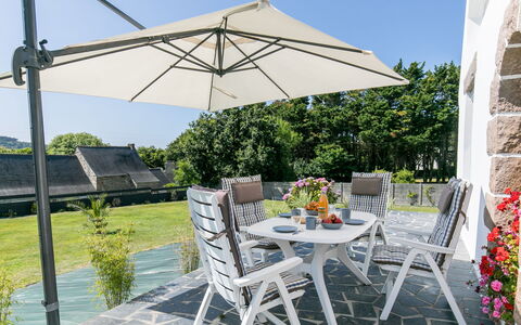 Reve de Mer: Fabriek, Tafel, Meubilair, Eigendom, Gebouw, Lucht, Stoel, Buitentafel, Schaduw, Buitenmeubels