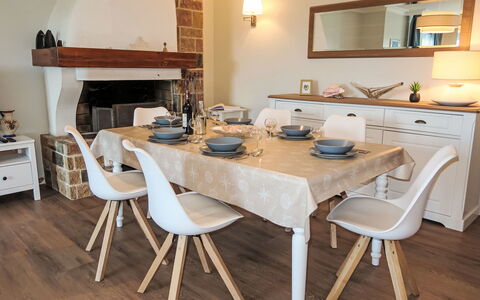 Reve de Mer: Meubilair, Interieur Ontwerp, Stoel, Flooring, Tafel, Hout, Keuken En Eettafel, Verdieping, Eetkamer, Kamer
