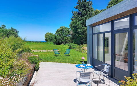 L'Atelier: Struik, Tuin, Schaduw, Landscaping, Gazon, Buitenmeubels, Werf, Backyard, Eco Hotel, Garden Gebouwen