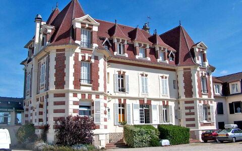 Cabourg 225: Lucht, Gebouw, Fabriek, Venster, Voertuig, Huis, Wiel, Stedelijk Ontwerp, Woongebied, Deur