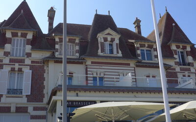 Cabourg 225: Lucht, Venster, Eigendom, Gebouw, Dak, Facade, Stad, Huis, Gemengd Gebruik, Schaduw