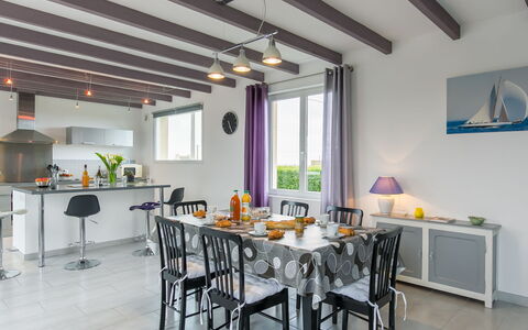 Brise Marine: Tafel, Meubilair, Eigendom, Gebouw, Verlichting, Interieur Ontwerp, Architectuur, Hout, Stoel, Verdieping