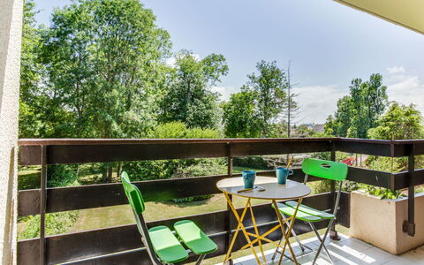 Cabourg 230: Lucht, Tafel, Eigendom, Meubilair, Fabriek, Boom, Schaduw, Stoel, Hout, Interieur Ontwerp
