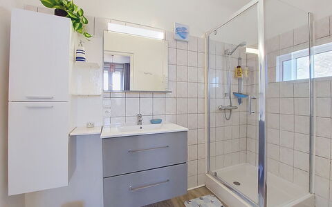 Ti an Aod: Badkamer, Loodgieterswerkinrichting, Flooring, Interieur Ontwerp, Verdieping, Wastafel In De Badkamer, Badkamerkast, Wastafel, Loodgieter, Kraan